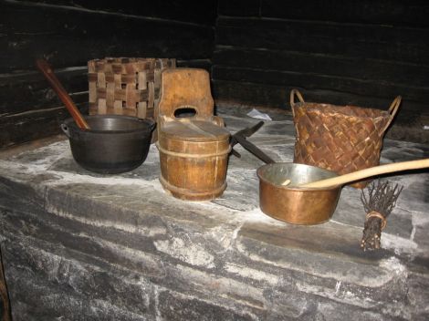 Pielavedeltä tuotu Koslosen savupirtti; pata, kattila, vasuja 